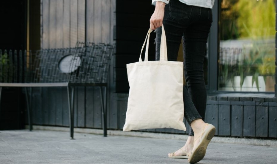 The benefits of using a sling bag for everyday use: convenience, accessibility, and comfort. The benefits of using a sling bag for everyday use: convenience, accessibility, and comfort.